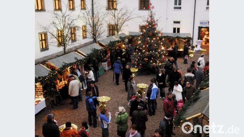 Der Innenhof der Regionalbibliothek diente auch für einen Weihnachtsmarkt als romantische Kulisse. Bild: Karin Wilck