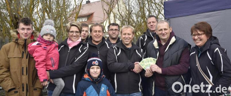 Spendenübergabe des Stammtisches &quot;Hütten Carver&quot; an den Verein &quot;Hilfe für Anja&quot;. Bild: ü