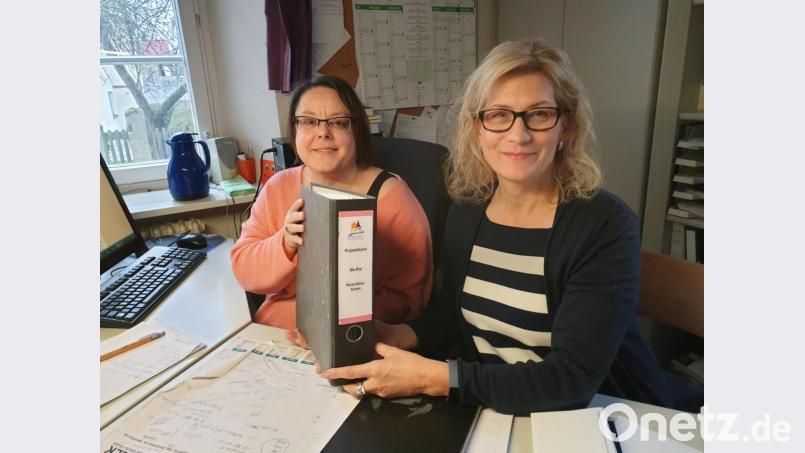 Ordnerübergabe im Büro des Simultankirchen-Radweges: Die langjährige Mitarbeiterin Sandra Hoffmann übergibt ihre Aufgaben an Nachfolgerin Petra Küsters. Bild: exb/Susanne Götte
