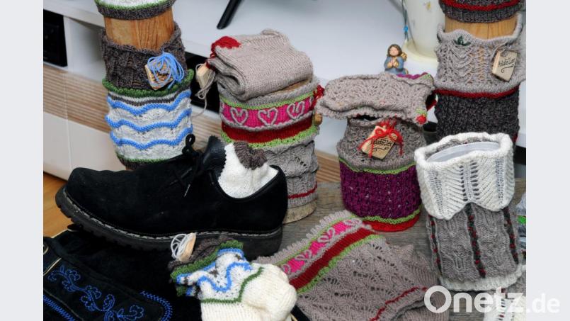 Hier hat Carina Helgert ein paar ihrer gestrickten Kunstwerke richtig in Szene gesetzt. Sie liebt es, die überlieferten alten Strickmuster mit leuchtenden Farben in die heutige Zeit zu übertragen. Und gibt jedem Modell, das sie daraus entwirft, den passenden Namen. Im „Wuiden Wasser“ hinten links kann man den reißenden Fluss erahnen, die „Heiße Liab“ kommt in Pink mit Herzerln daher und vorne rechts gesellen sich die „Miesbacher Glöckerl“ zum für die dortige Region typischen Umschlag. Bild: Stephan Huber