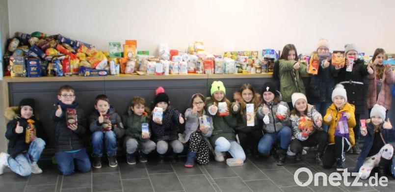 Daumen hoch für diese Aktion. &quot;Eine Hand voll Weihnachten&quot; lautete das Motto in der Grundschule, als die Buben und Mädchen für die Oberviechtacher Tafel sammelten. Bild: exb