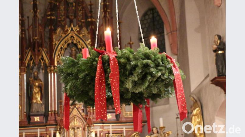 „Wir sagen Euch an, den lieben Advent“ war auch in der Andacht das passende Lied. Man hatte den herrlichen Adventskranz vor Augen, als Pfarrer Heribert Stretz davon predigte, selbst zum Licht für andere zu werden. Bild: rpp