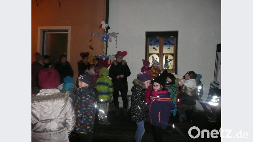 Die Kinder warteten gespannt auf die Öffnung des vierten Adventsfensters. Bild: amö