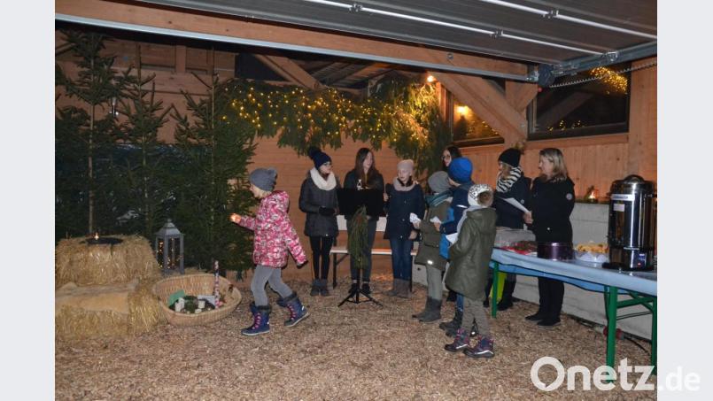 Das dritte und letzte Adventsfenster wurde in Grub geöffnet. Dazu stellte Familie Reisnecker ihre Garage zur Verfügung. Die Dorfgemeinschaft Grub hatte dazu eingeladen und alles durchgeführt. Es war ein lebendiges Adventsfenster mit den Kindern aus dem Ort. Kerzen wurden zu den Fürbitten angezündet. Bild: gi