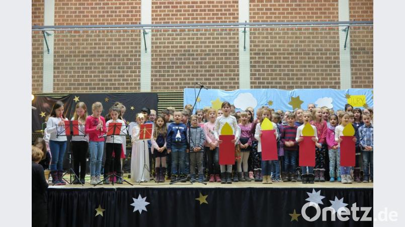 Vier Kerzen entzündeten die Kastler Grundschüler bei ihrem Weihnachtsspiel. Bild: jzk
