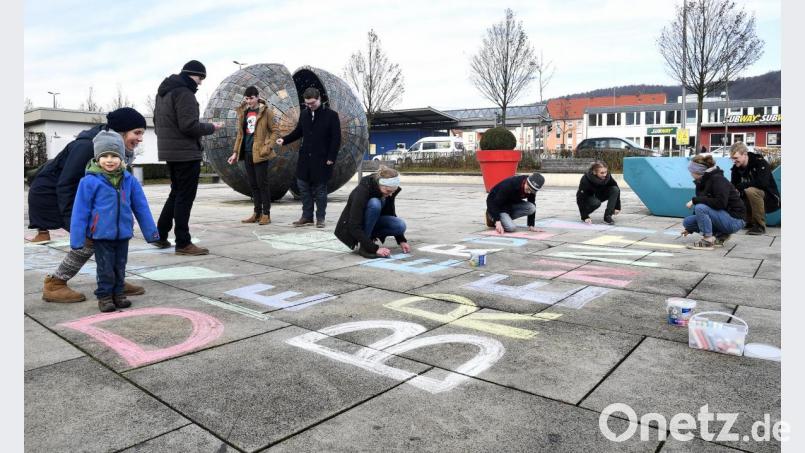 Ambergs Bürgerkugel im Hintergrund auf dem Multifunktionsplatz steht Gott sei Dank nicht in Flammen, aber auf das brennende Problem der Regenwald-Zerstörung samt anderer lodernder Wälder weltweit hat die Fridays-for-Future-Bewegung am Freitag am globalen Regenwald-Tag mit einer Malaktion am Pflaster aufmerksam gemacht. „Die Erde brennt“ steht da in großen Lettern. Auch auf den Schutz deutscher Forstflächen und Bäume wollten die jungen Leute damit hinweisen. Bild: Petra Hartl