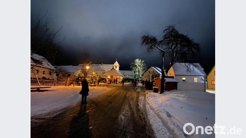 Die Kapelle und die Dorfmitte waren Schauplatz der „Stillen Wege im Advent der Lichter“ in Rackenthal. Bild: muk