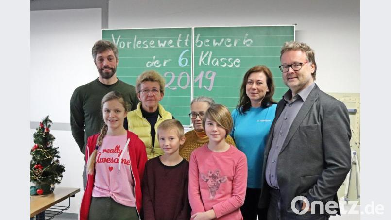 Die Entscheidung der Juroren - Schulleiter Wolfgang Bodensteiner (hinten, von rechts), Ines Knüpfer vom Elternbeirat, Felizitas Rahman und Förderlehrerin Angelika Heser - fällt knapp aus: Antonia Keck (vorne, links) gewinnt den Vorlesewettbewerb an der Markus-Gottwalt-Schule vor Lena Zöller (vorne, von rechts) und Julian Keller. Auch Klassenlehrer Thomas Ott (links) gratuliert den drei Teilnehmern. Bild: jma