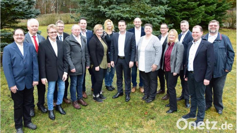 Das Kandidatenteam des SPD-Ortsvereins für die Stadtratswahl 2020 (von links): Günter Schuller, Reinhold Strobl, Franz Schumann, Gerald Dagner, Gerhard Heindl, Daniel Hutzler, Vanessa Pirke, Yvonne Biller, Uwe Bergmann, Thomas Kumeth, Ute Pirke, Christian Hartmann, Nadine Markert, Matthias Kick, Holger Krügelstein und Manfred Kick. Bild: Privat