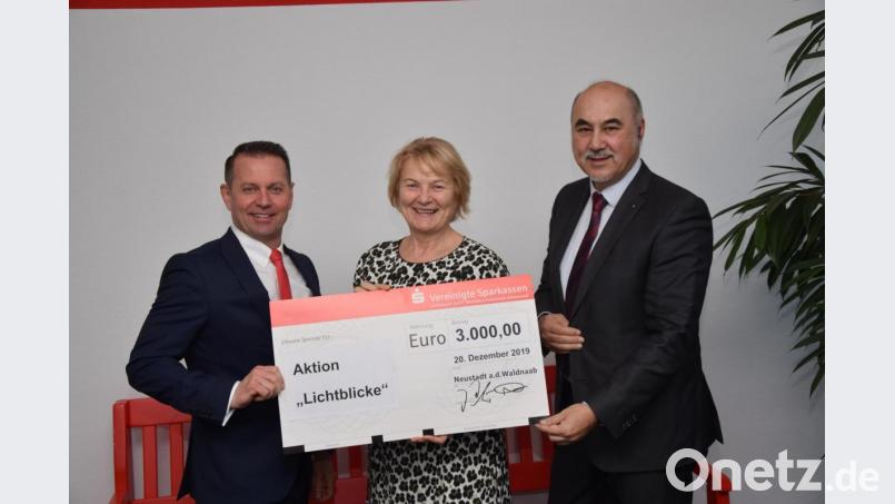 Lichtblicke-Schirmherrin Elisabeth Wittmann nimmt die Spende der Vereinigten Sparkassen von Josef Pflaum (rechts) und Gerhard Hösl (links) entgegen. Bild: fz