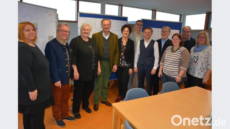 Beim Besuch der Lebenshilfe in Mitterteich mit dabei waren (von links) Sandra Köstler (Lebenshilfe), Bezirksrat Toni Dutz, Kreisrätin Angela Burger, Lebenshilfe-Geschäftsführer Berthold Kellner, Kreisrätin Inge Härtl, Schulleiter Klaus Jahn, MdL Tobias Reiß, Ludwig Spreitzer, Christina Ponader, CSU-Fraktionsvorsitzender Josef Schwägerl und Julia Schmeller. Bild: jr
