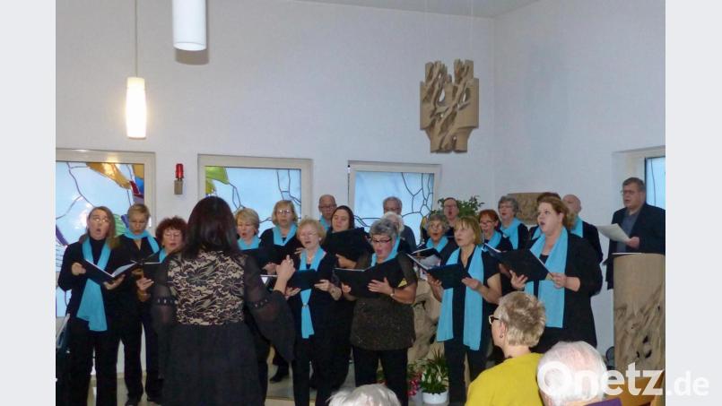 Unter der Leitung von Larissa Burgardt stimmen die Sängerinnen und Sänger im Seniorenheim auf das bevorstehende Weihnachtsfest ein. Bild: exb