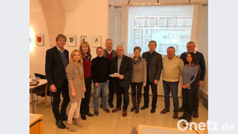 Die SPD-Kreistagsfraktion hat sich mit Hoch- und Tiefbau-Experten des Landratsamts über laufende und anstehende Bauprojekte unterhalten. Bild: exb