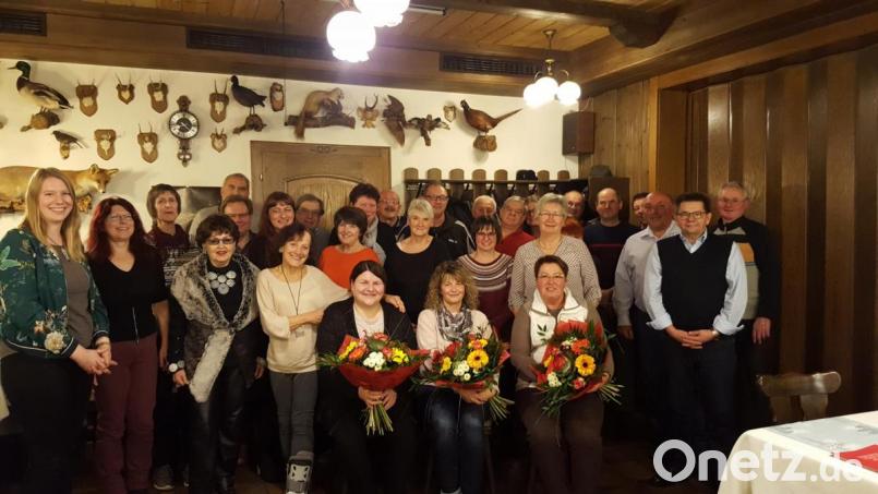 Die Ehrenamtlichen mit (sitzend, von links) Melanie Schmidt, Claudia Uschold und Evi Eckl sowie Kulturamtsleiter Fred Tischler (Zweiter von rechts) und Nina Mutzbauer vom Stadtmarketing (links). Bild: exb