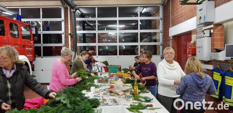 Die Feuerwehr-Frauen und auch einige Kinder bastelten mit Eifer Adventskränze. Bild: hai