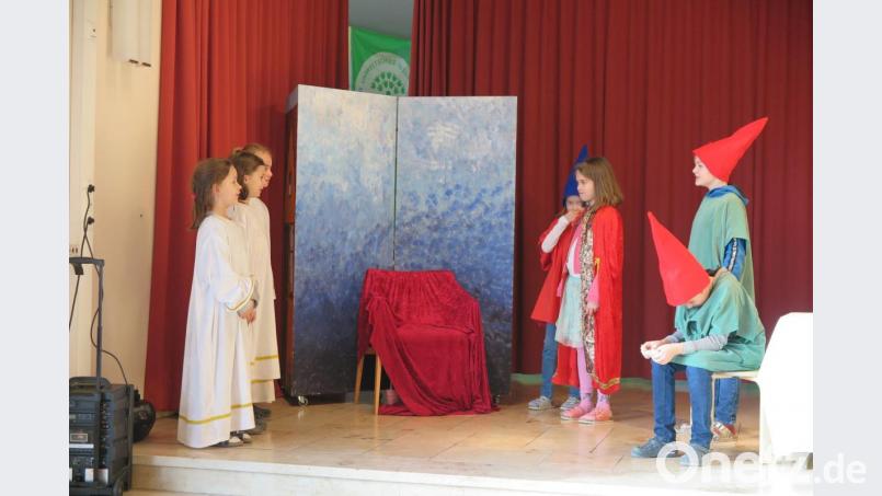 Die Engel und Wichtel wollten nicht in der Weihnachtswerkstatt arbeiten. Das Christkind sorgte aber in dem Stück der Schulspielgruppe dafür, dass die Bescherung nicht ausfallen musste. Bild: jzk