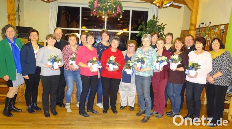 Für 35, 30 und 25 Jahre dankten Diözesanvorsitzende Luise Fischer, Vorsitzende Elfriede Schindler (von links), geistlicher Beirat Pfarrer Heribert Stretz (Vierter von links), Bezirksvorsitzende Elke Burger (rechts) und geistlicher Bezirksbeirat Pfarrer Sven Grillmeier (Dritter von rechts). Bild: hl
