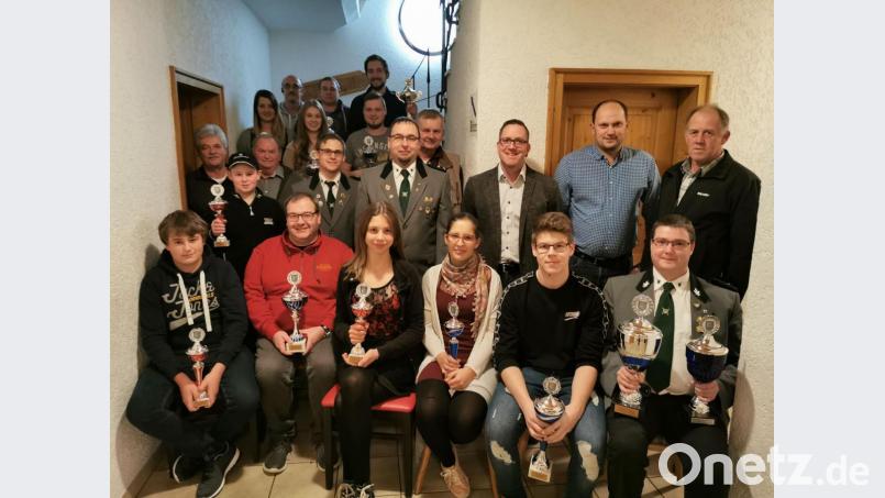 Einige der Pokalspender und die Pokalgewinner. Bild: gz