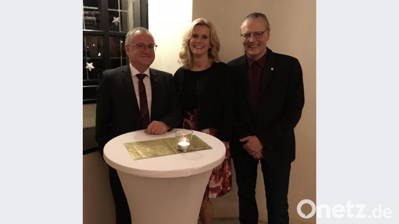 Als wichtige Hilfe begrüßt Beauftragte Andrea Lang die 1000-Euro-Spende des Lions-Clubs, die Präsident Michael Richthammer (rechts) und Elmar Bauer (links) übergeben. Bild: exb