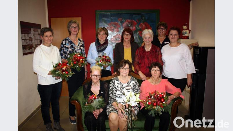 Blumen und Präsente gibt es für die langjährigen und ausscheidenden Mitarbeiter des Seniorenheims Franz Zebisch von AWO-Kreisvorsitzender Hilde Zebisch (stehend, Dritte von rechts), Heimleiterin Silvia Zeitler (stehend, Zweite von rechts) und Petra Gierhardt-Stangl (stehend, rechts). Bild: R. Kreuzer