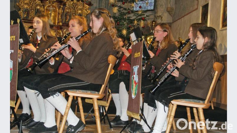 Mit Können und Talent begeistern die Aktiven des Musikvereins Seebarns beim Weihnachtskonzert in der Pfarrkirche. Die Jugendblaskapelle (Bild) unter der Leitung von Doris Drexler entführte klanglich sogar nach Irland. Bild: agr