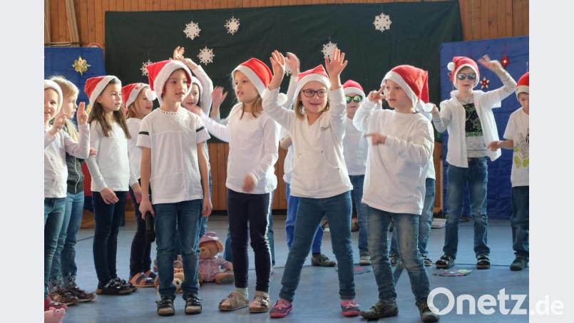 Der Weihnachtsrap der Erstklässler begeistert alle Gäste. Bild: wlr