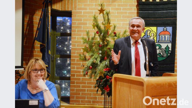 Zufrieden mit dem Jahr 2019 zeigte sich Oberbürgermeister Kurt Seggewiß in seiner letzten Weihnachtsansprache im Stadtrat. Den Beschäftigten der Kliniken Nordoberpfalz AG sagte er, dass die kommunale Familie eine Insolvenz niemals zulassen werde. Kämmerin Cornelia Taubmann berichtete von erfreulichen Überschüssen im städtischen Haushalt. Bild: Gabi Schönberger