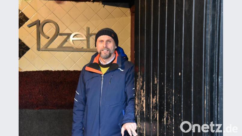 Karl Pairst öffnet die Tür zu seiner Discothek in Weiden Bild: olr