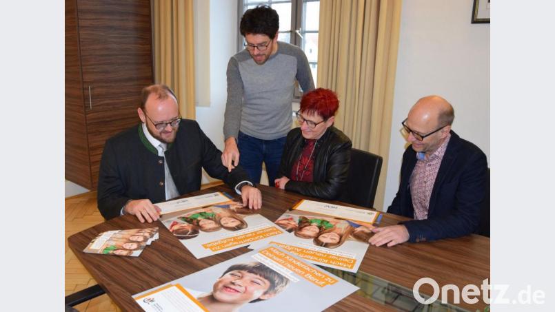 Landrat Andreas Meier, Bildungskoordinator Christian Frey sowie Elke und Roland Kusche vom Beruflichen Schulzentrum planen eine neue Qualifizierungsmöglichkeit. Bild: exb