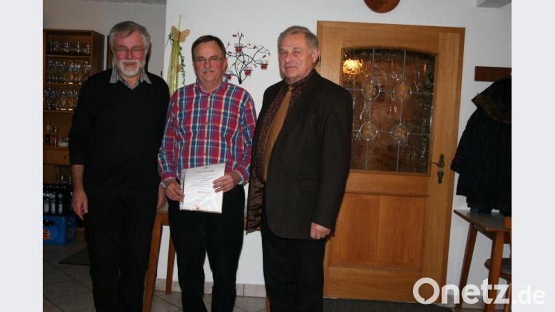 Für 15-jährige Mitgliedschaft im Eschenbacher Imkerverein, dem schon sein Vater und der Großvater angehörten, wird Gerhard Braun (Mitte) vom Bayerischen Imkerverband mit der Bronze-Medaille geehrt. Mit im Bild sind der Pressather Pfarrer Edmund Prechtl (links) sowie Imkervorsitzender Anton Schönberger. Bild: gpa