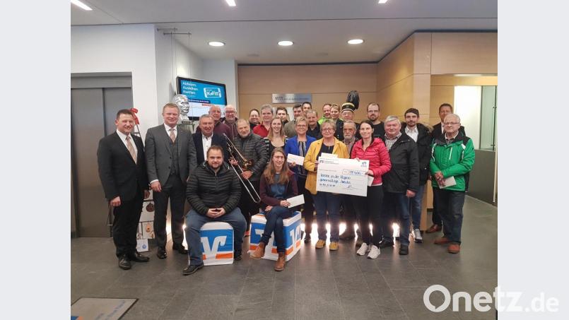 Strahlende Gesichter bei Gebern und Empfängern sind bei der Spendenübergabe in der Schalterhalle der Raiffeisenbank Sulzbach-Rosenberg zu sehen. Bild: Katja Deinzer