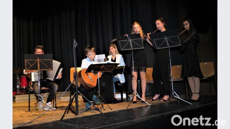 Der Chor wurde von Instrumentalisten aus den höheren Klassen begleitet. Bild: ubb