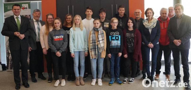 Viele Ehrengäste fanden sich im Doktor-Eisenbarth- und Stadtmuseum ein, als die Schüler der neunten Klasse der Doktor-Eisenbarth-Mittelschule den überarbeiteten Bildungsatlas präsentierten. Bild: weu
