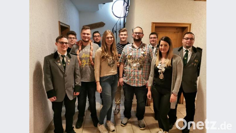 Die Schützenkönige/innen und Vize-Könige/innen mit der Schützenführung. Bild: gz
