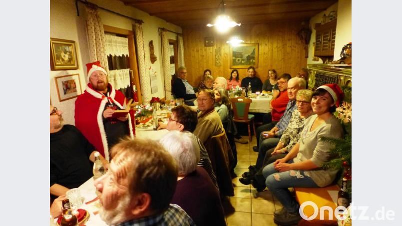 Beim Jahresabschluss und der Weihnachtsfeier der Selbsthilfegruppe Roadrunner in der ehemaligen Kastler Eisenbahnhütte kam der Nikolaus und las den Anwesenden die Leviten und
Es gab einen Päckchentausch, der so manche Überraschung bereit hielt. Bild: jp