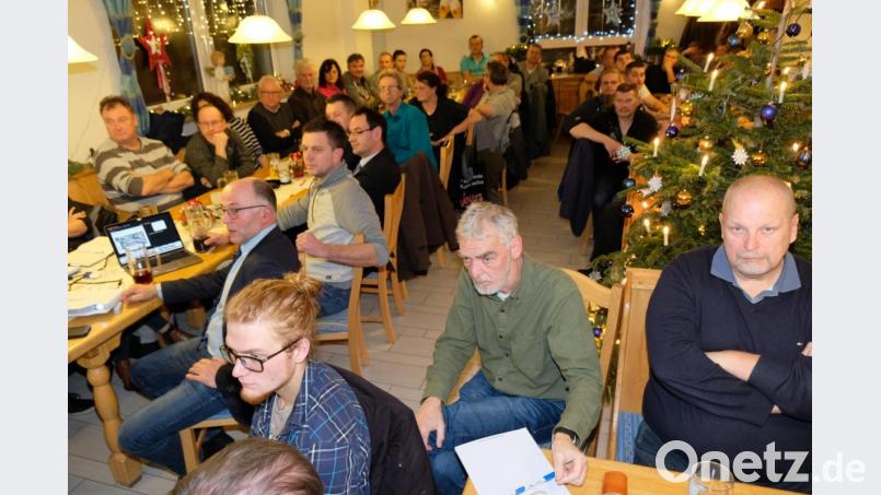 Das Thema beschäftigt die Bürger: Bei der Vorstellung erster &quot;Denkmodelle&quot; zur Creußensanierung drängen sich die Besucher in der Gaststätte Schmid. Bild: do