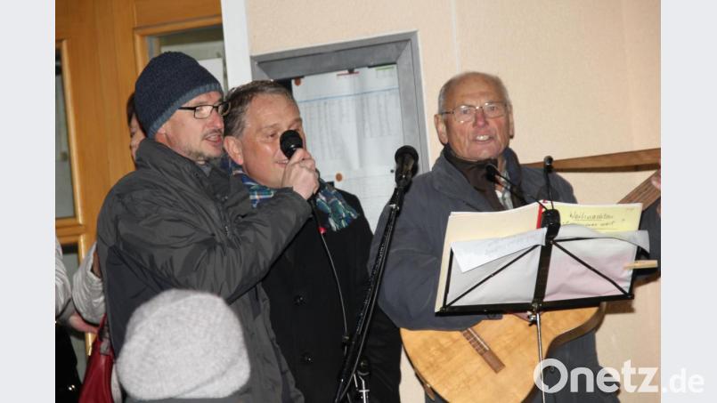 Dietmar Auers, stellvertretender Bürgermeister Hermann Böhm und Günter Vogl mit seiner Gitarrengruppeverkürzten gemeinsam mit bekannten und beliebten Nikolausliedern die Wartezeit auf den Heiligen Mann. Bild: ads