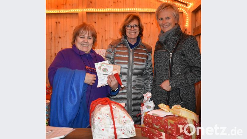 Anita Stauber (von rechts) und Frauenbund-Vorsitzende Doris Schreglmann übergeben die bunt verpackten Päckchen an Monika Sebald. Bild: rgr