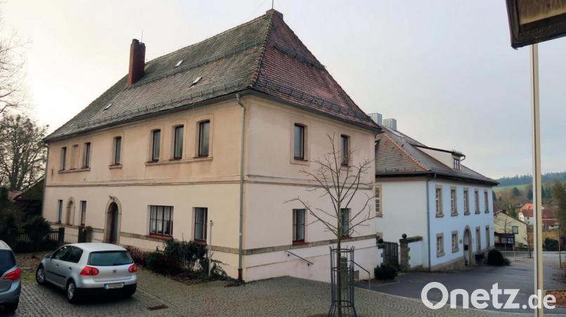 Die Gemeinde Friedenfels will das leerstehende ehemalige Lehrerwohnhaus (Bild) neben der Grundschule (rechts) zum Rathaus umbauen. Die Verwaltung soll von der Gemmingenstraße auf den Kolpingplatz umziehen. Bild: bsc