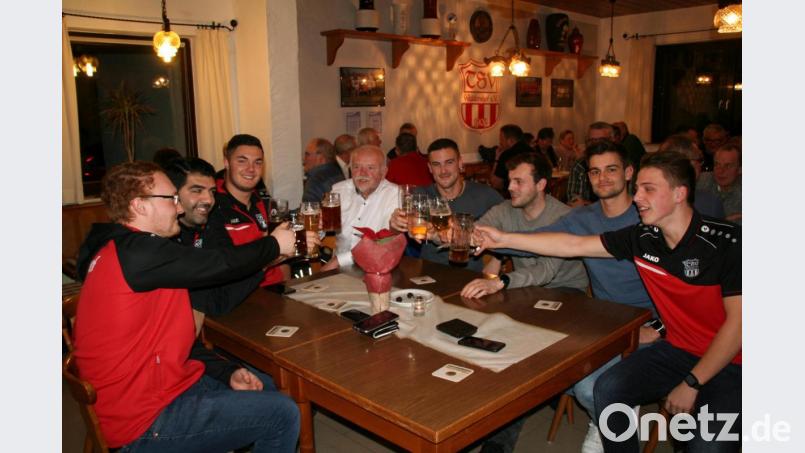 Das Bild zeigt Gerhard Greger im Kreis der aktiven Fußballer. Bild: fpoz