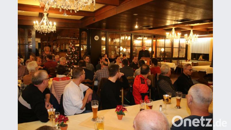 Viele Interessierte haben sich zur Bürgerversammlung eingefunden. Bürgermeister Rudolf Schopper zieht eine positive Bilanz. Bild: sne