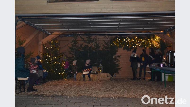 Das dritte und letzte Adventsfenster wurde in Grub geöffnet. Dazu stellte Familie Reisnecker ihre Garage zur Verfügung. Die Dorfgemeinschaft Grub hatte dazu eingeladen und alles durchgeführt. Es war ein lebendiges Adventsfenster mit den Kindern aus dem Ort. Bild: gi