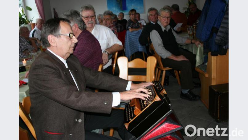 Georg Prechtl spielt seine &quot;Concertinette&quot; oder &quot;Wanzenpress&quot; nicht nur sehr gut. Mit seiner Tenorstimme trägt er zusammen mit den Männern des Rentnerclubs und deren Frauen auch Weihnachtslieder vor. Prechtls Repertoire umfasst zur Abreundung des Programmes außerdem besinnliche Geschichten. Bild: gpa