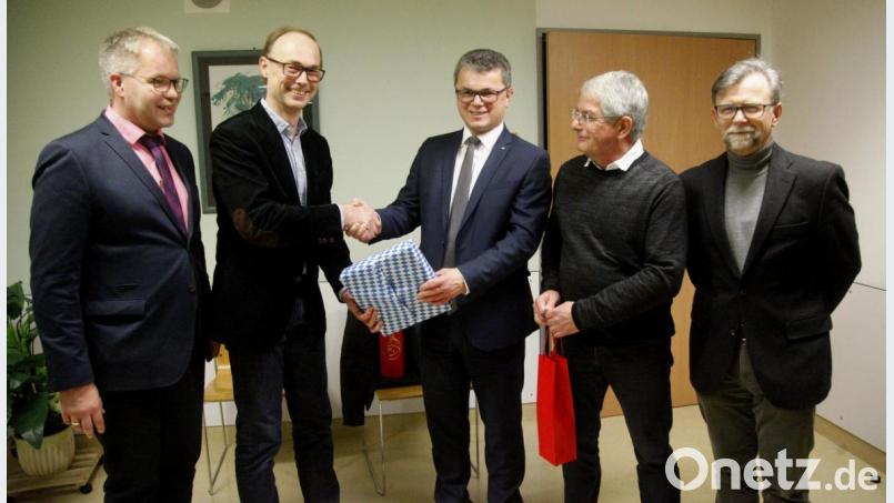 Geschäftsleiter Georg Keil, Chirurg Walter Heigenhauser, Bürgermeister Martin Birner, Dr. Heinz Graf und Dr. Richard Wagner (von links) vollzogen den Wechsel in der chirurgischen Praxis am ehemaligen Neunburger Krankenhaus. Bild: Hirsch