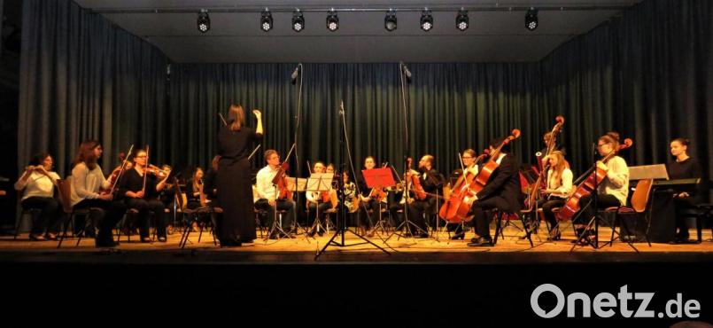 Musiklehrerin Stefanie Heinrich (vorn beim Dirigieren) freute sich , als Kammerorchester ehemalige Schülerinnen und Shcüler begrüßen zu können. Bild: ubb
