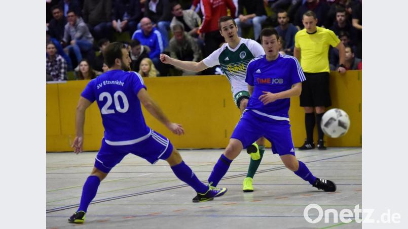 Auf Marco Kießling (weiß-grünes Trikot) muss die Konkurrenz beim Oberpfalz-Medien-Cup aufpassen: Der Goalgetter des SV Mitterteich hat in der laufenden Landesligasaison bereits 17 Treffer erzielt. Bild: af