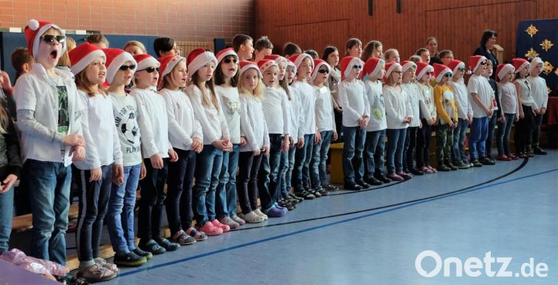 Wie eine Armee kleiner Weihnachtsmänner wartet die erste Klasse auf ihren Auftritt. Bild: wlr