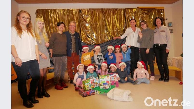 Für insgesamt 400 Euro wurden Spielsachen gekauft, die von Bürgermeister Toni Dutz (stehend, Vierter von links) zu gleichen Teilen an die Kindergärten verteilt wurden. Bild: wro