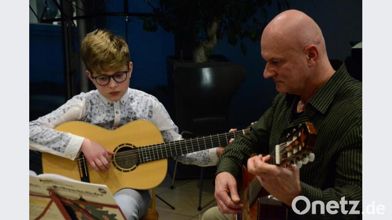 Efraim Matz lässt sich von Wolfgang Charanza bei &quot;Rudolph, the rednosed Reindeer&quot; auf der Gitarre begleiten. Bild: Kunz