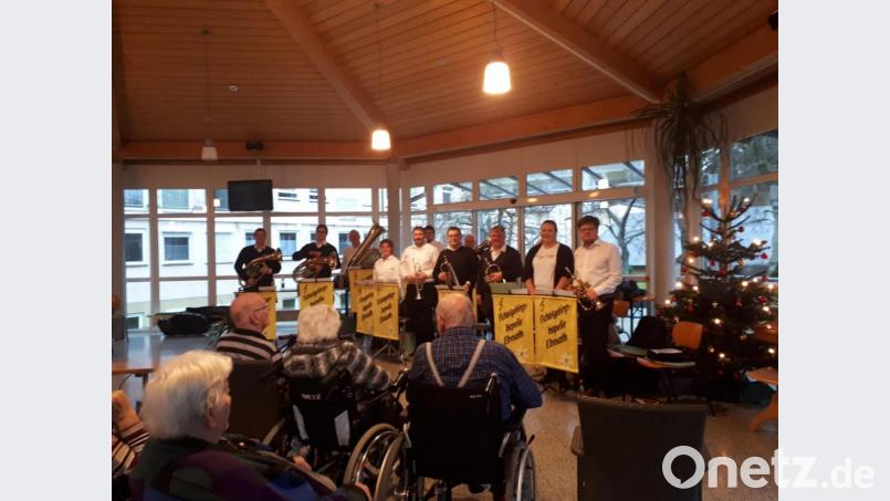 Die Fichtelgebirgskapelle Ebnath unter Leitung von Johannes Prechtl (links) bereitete den Senioren in Bad Alexandersbad wieder ein paar unvergessliche Momente. Bild: soj